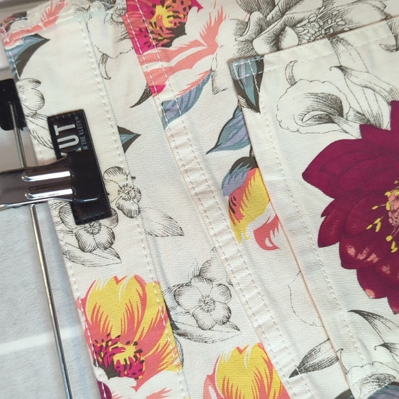 Kut from the Kloth Jane Short Floral Denim Raw Hem Cut Off High Rise - Picture 8 of 9